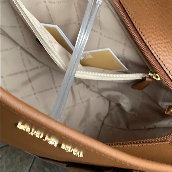 Michael Kors Bags Michael Kors Jet Set Should Tote - Picture 9 of 16
